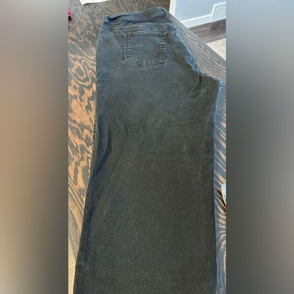 Gloria Vanderbilt Amanda Black Jeans. Denim. 22W (429) - Picture 1 of 5